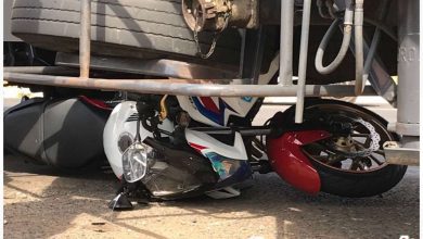 Fotos de Motocicleta fica presa embaixo de carreta e condutor sobrevive após grave acidente em Maringá