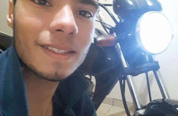 Fotos de Motociclista de 19 anos morre depois de bater contra carro em cruzamento de ruas, em Maringá