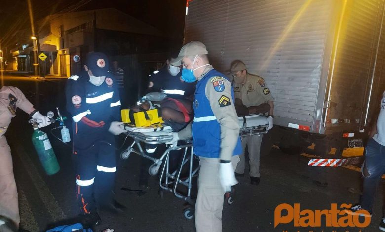 Fotos de Motociclista é intubado após bater moto em caminhão parado em Maringá