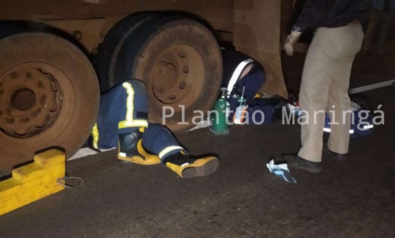 Fotos de Motociclista fica preso embaixo dos rodados de caminhão depois de colisão em Maringá