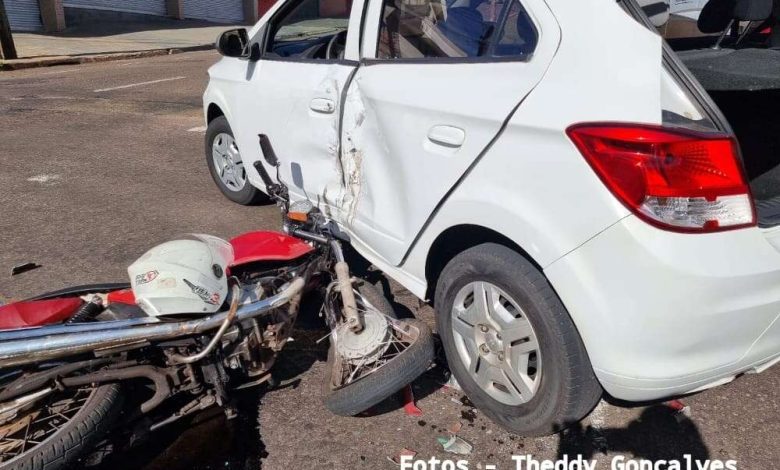 Fotos de Motociclista sofre ferimentos graves após invadir preferencial e bater contra carro em Maringá