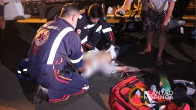 Fotos de Motoqueiro é socorrido com ferimentos graves ao bater em caminhonete parada