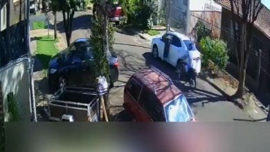 Fotos de Motorista abre porta e derruba motociclista em Maringá