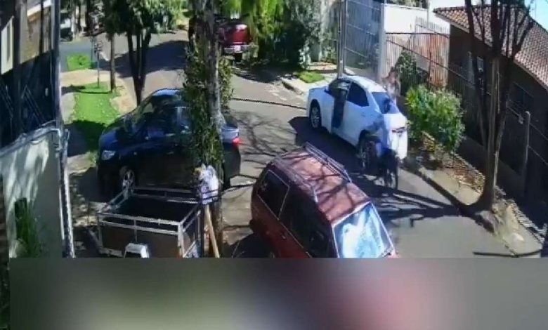 Fotos de Motorista abre porta e derruba motociclista em Maringá