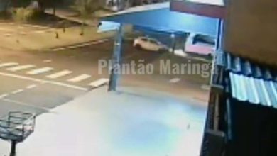 Fotos de Motorista bate carro em poste e foge antes da chegada da PM em Maringá