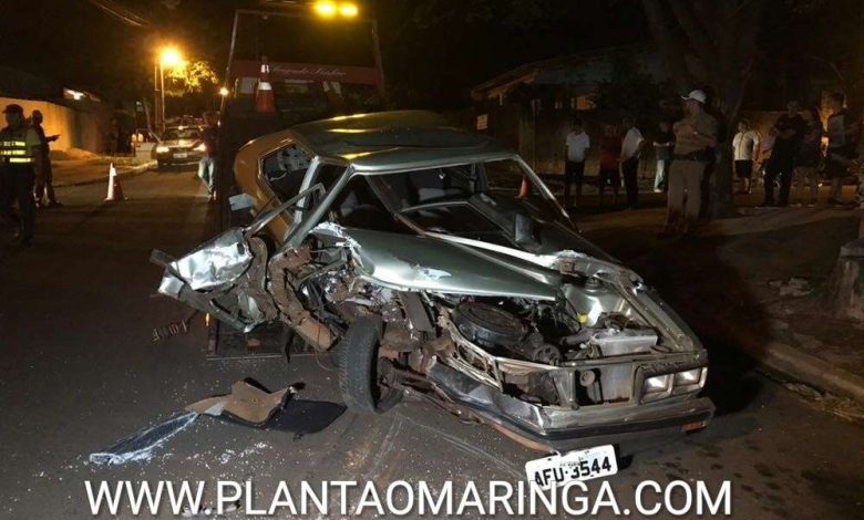 Fotos de Motorista bate carro contra caminhão parado e fica em estado grave em Maringá