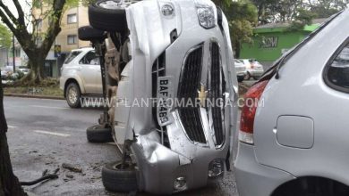 Fotos de Motorista bate em carros estacionado e capota em avenida de Maringá