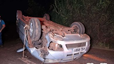 Fotos de Motorista capota carro após colidir em barranco e abandona veículo no local, em Maringá