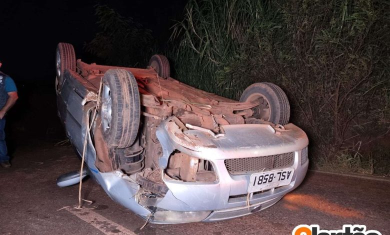 Fotos de Motorista capota carro após colidir em barranco e abandona veículo no local, em Maringá