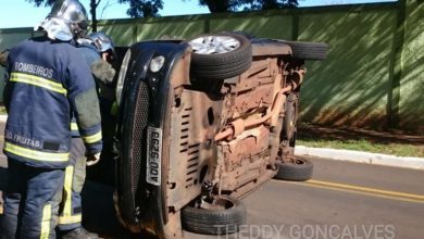 Fotos de Motorista capota carro depois de bater em veículos estacionados em Maringá