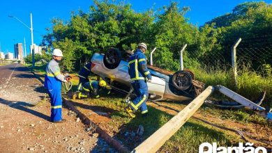 Fotos de Motorista capota carro e derruba poste após acidente em Maringá