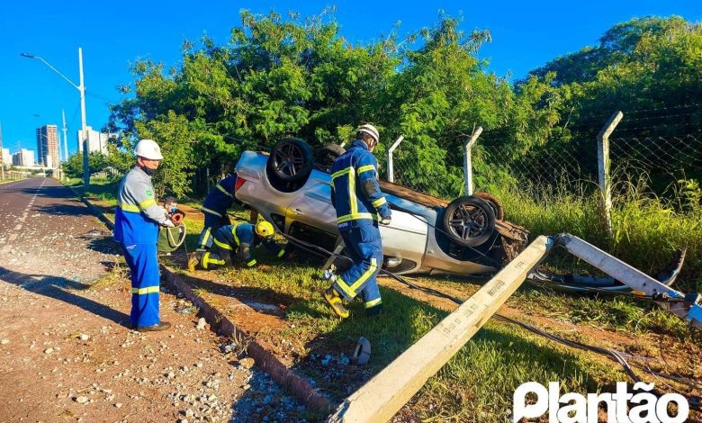 Fotos de Motorista capota carro e derruba poste após acidente em Maringá