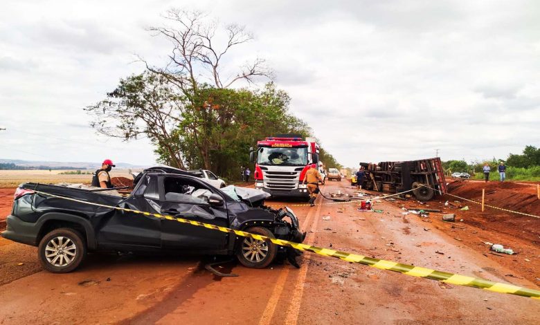 Fotos de Motorista de carro morre após acidente com caminhão na PR-323 próximo a Doutor Camargo