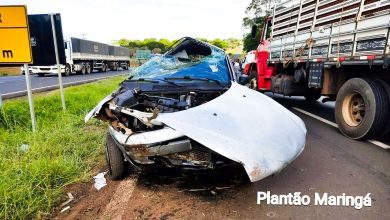 Fotos de Motorista é ejetado de carro após bater na traseira de caminhão e capotar