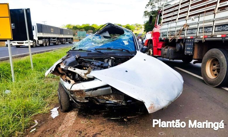 Fotos de Motorista é ejetado de carro após bater na traseira de caminhão e capotar