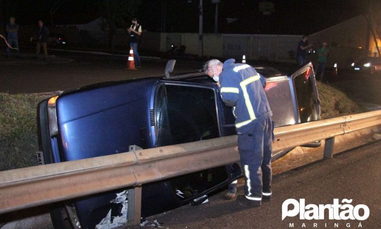 Fotos de Motorista é resgatado pelo corpo de bombeiros após carro cair em canaleta do contorno norte em Maringá