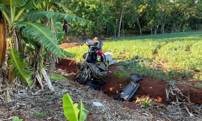 Fotos de Motorista é socorrido com ferimentos graves após perder controle e capotar veículo