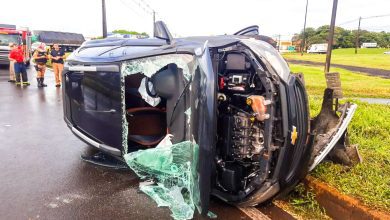 Fotos de Motorista fica ferido após capotar carro em Maringá