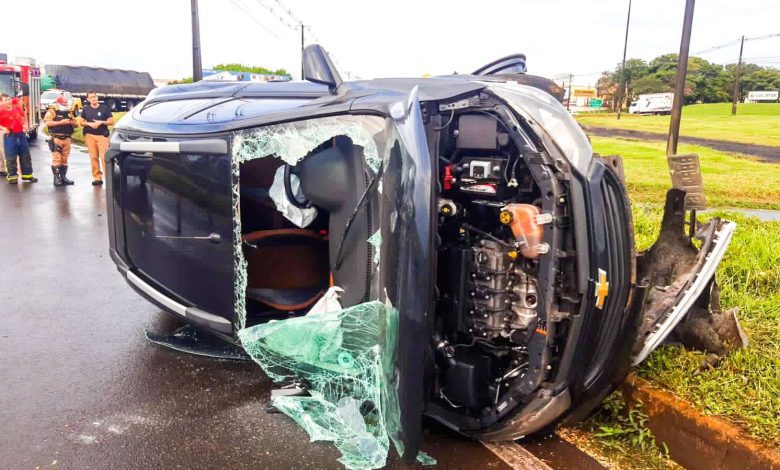 Fotos de Motorista fica ferido após capotar carro em Maringá