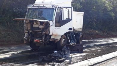 Fotos de Motorista fica ferido após bater carreta contra barranco na rodovia PR-323 entre Doutor Camargo e Água Boa