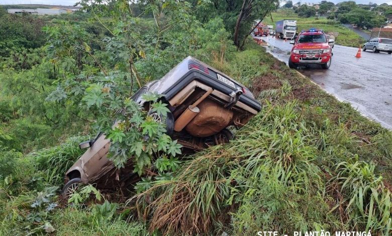 Fotos de Motorista fica ferido após perder controle de carro e sair da pista em Maringá