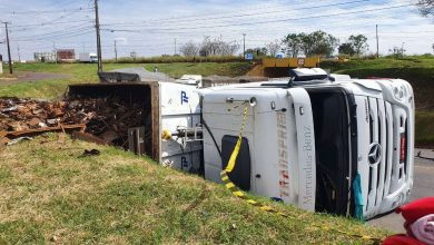 Fotos de Motorista fica ferido após tombamento de carreta na PR-317 em Maringá