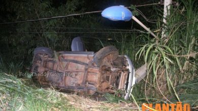 Fotos de Motorista fica preso às ferragens após caminhonete bater em poste e capotar em Maringá