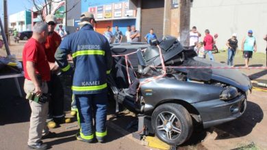 Fotos de Motorista fica preso entre ferragens após carro bater em poste, em Maringá