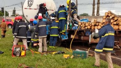 Fotos de Motorista fica preso nas ferragens em acidente entre dois caminhões em Maringá