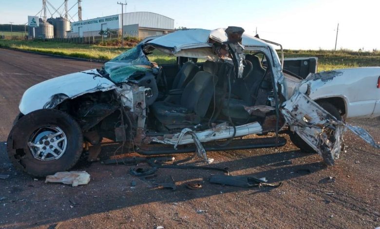 Fotos de Motorista invade pista contrária e atinge lateral de caminhão entre Maringá e Iguaraçu