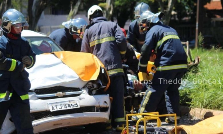 Fotos de Motorista invade pista e bate de frente com carro que transportava funcionários do SAMU em Maringá