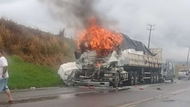 Fotos de Motorista morre carbonizado após acidente envolvendo duas carretas e uma ambulância, em Maringá