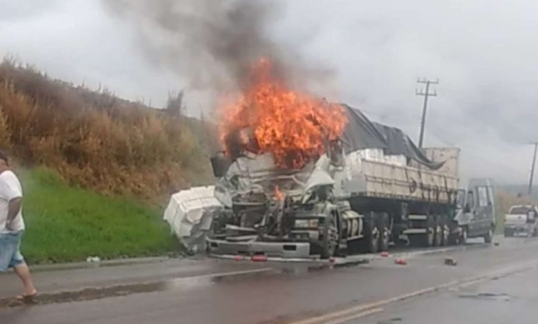 Fotos de Motorista morre carbonizado após acidente envolvendo duas carretas e uma ambulância, em Maringá