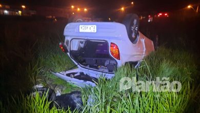 Fotos de Motorista perde o controle da direção e capota carro no contorno sul de Maringá