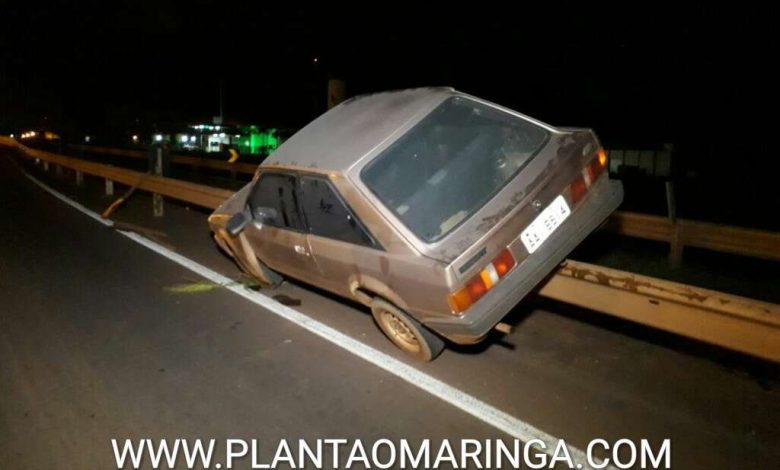 Fotos de Motorista perde o controle da direção e veículo fica enroscado em guard rail