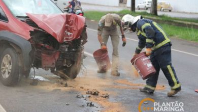 Fotos de Motorista perde o controle do veículo e derruba poste em Maringá