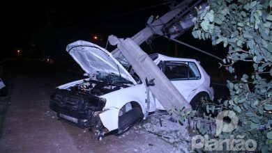 Fotos de Motorista sofre ferimentos graves após bater carro contra poste, em Maringá