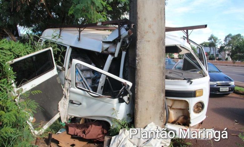 Fotos de Motorista sofre parada cardíaca após bater Kombi em poste em Sarandi