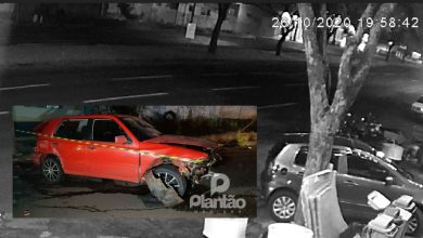 Fotos de Motorista tem ferimentos graves após capotar carro na Avenida Colombo em Maringá