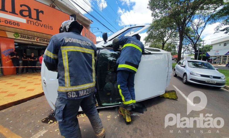 Fotos de Motorista tomba carro após bater em veículos estacionados, em Maringá