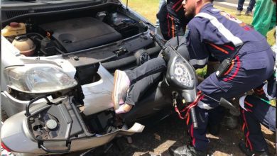 Fotos de Mulher fica com pé preso em ferragens após acidente entre moto e carro, em Maringá