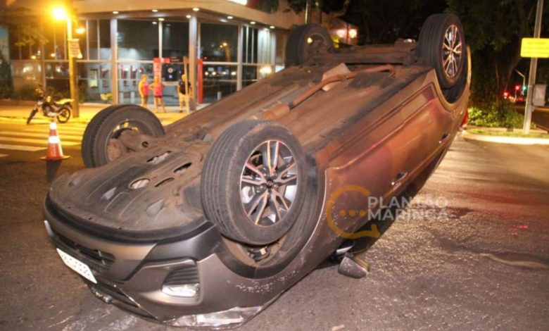 Fotos de Mulher fica ferida ao capotar carro no centro de Maringá