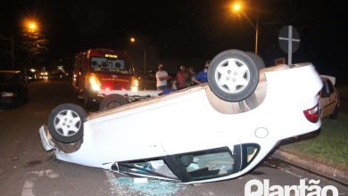 Fotos de Mulher fica ferida após carro capotar, em Maringá