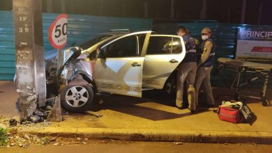 Fotos de Mulher fica ferida após perder o controle de carro e bater em poste, em Maringá