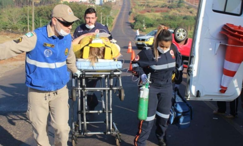 Fotos de Mulher fica ferida após tentar desviar de buraco e capotar carro no contorno sul em Maringá