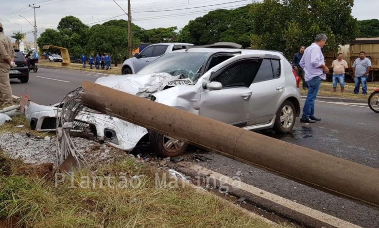 Fotos de Mulher perde controle do veículo e derruba poste em Maringá