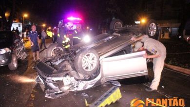 Fotos de Mulher perde o controle do carro, bate em veículo estacionado e capota em Maringá