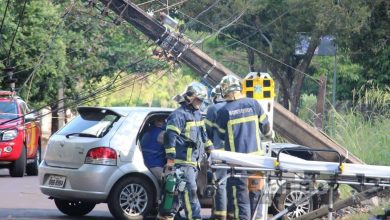 Fotos de Mulheres ficam feridas após carro bater em poste em Maringá