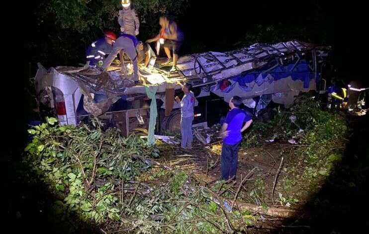 Fotos de Ônibus cai em ribanceira e deixa 10 mortos e 21 feridos no Paraná