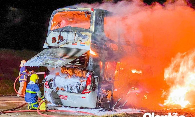 Fotos de Ônibus com 32 passageiros pega fogo e fica destruído na rodovia PR-323 em Paiçandu